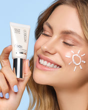 Cargar imagen en el visor de la galería, HIGH PROTECTION HYALURONIC FLUID SPF 50