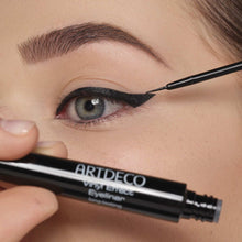 Cargar imagen en el visor de la galería, VINYL EFFECT EYELINER LONG-LASTING