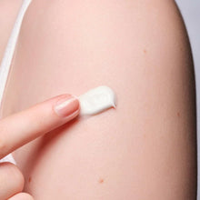 Cargar imagen en el visor de la galería, HYDRATING BODY LOTION - WHITE LOTUS & RICE MILK