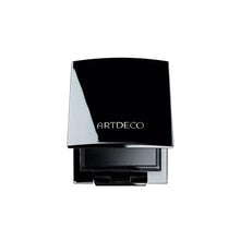 Cargar imagen en el visor de la galería, El estuche Beauty Box Duo tiene capacidad para dos sombras para ojos o dos polvos para cejas y una mini brocha. Personaliza tu paleta con dos tonos diferentes y crea el color perfecto para tus cejas. Gracias a su sistema magnético, puedes cambiar los tonos cuando quieras.