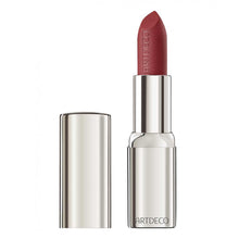 Cargar imagen en el visor de la galería, Cremosidad y acabado mate. ¿Son compatibles? High Performance Lipstick Mat lo confirma. Una barra de textura suave y ligera que envuelve los labios con un color mate intenso y de larga duración. La sensación sobre los labios es una caricia de terciopelo con un rico aroma a vainilla. Su fórmula contiene ingredientes de alta calidad como la manteca de mango y aceite de coco modificado para mantener la piel suave y jugosa.