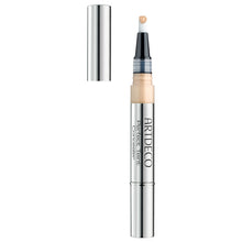 Cargar imagen en el visor de la galería, Fluido corrector con pigmentos reflectantes de la luz para disimular ojeras, arrugas y cualquier marca. Su especial composición aporta frescura a la piel y aspecto sano y descansado. Tiene una textura ligero pero cubriente, resistente al agua y de larga duración. Lleva incorporado un pincel que facilita su aplicación higiénica y precisa.