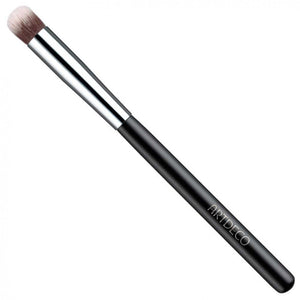 Concealer & Camouflage Premium Brush permite que el maquillaje cremoso y líquido se funda de manera suave y uniforme con la piel. Utilízalo para aplicar el corrector de ojeras, para camuflar pequeñas manchas o para contornear el rostro.