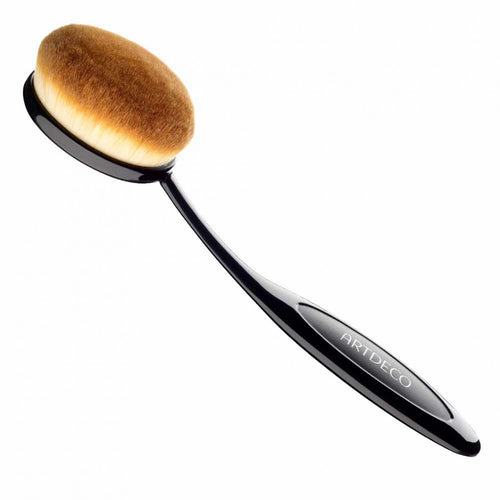 Large Oval Brush se puede utilizar con cualquier textura para fundir el maquillaje con tu piel y conseguir un bonito acabado difuminado. La cabeza de la brocha está compuesta por fibras sintéticas de larga duración que además son suaves con la piel.