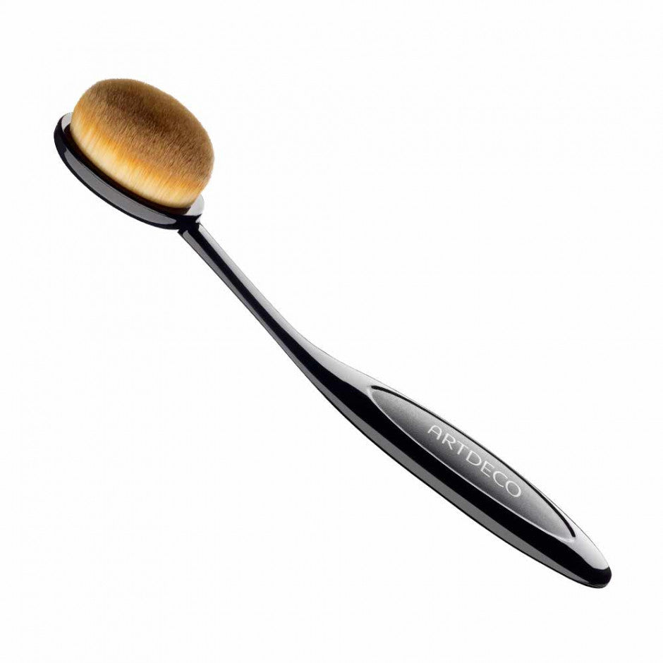 Consigue un bonito efecto difuminado sobre la piel. Medium Oval Brush consigue fundir perfectamente el maquillaje con tu piel. Es ideal para realizar la técnica de contouring, ya que difumina muy bien el producto para un acabado uniforme y sin cortes. Sus cerdas son densas y finas, elaboradas con fibras sintéticas de larga duración. Atrapan y distribuyen el producto de forma eficaz sobre la piel. El mango ergonómico se adapta a la forma de la mano permitiendo una aplicación uniforme y precisa. ¡Consigue un 